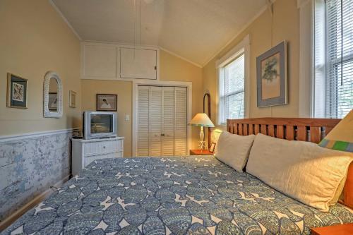 Tybee Island Blue Cottage With Patio, Walk To Beach