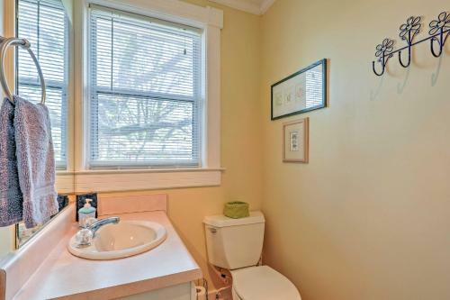Tybee Island Blue Cottage With Patio, Walk To Beach