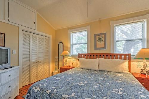 Tybee Island Blue Cottage With Patio, Walk To Beach