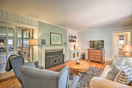 Charming Summerville Home With Yard And Sunroom!