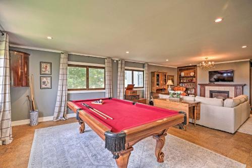 Charming Summerville Home With Yard And Sunroom!