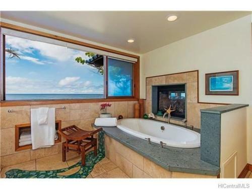 Blue Mahina At Sunset Beach Home