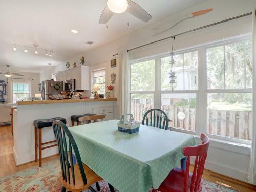 Heated Pool Flex Cancellation Sunny & Colorful Beach Cottage