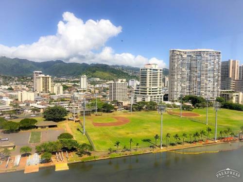 Hawaiian Monarch - Ocean-view Studio - Pool & Gym Hotel Room