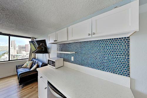 Hawaiian Monarch - Ocean-view Studio - Pool & Gym Hotel Room