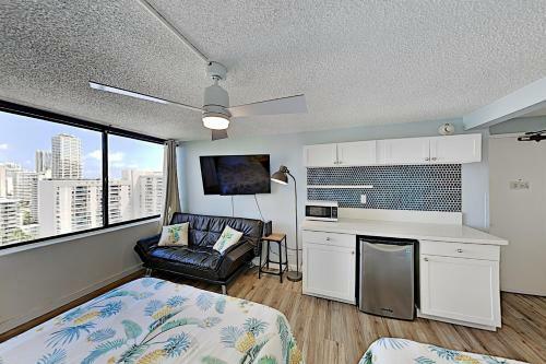 Hawaiian Monarch - Ocean-view Studio - Pool & Gym Hotel Room