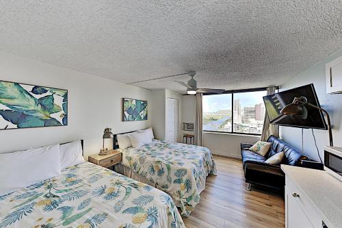 Hawaiian Monarch - Ocean-view Studio - Pool & Gym Hotel Room