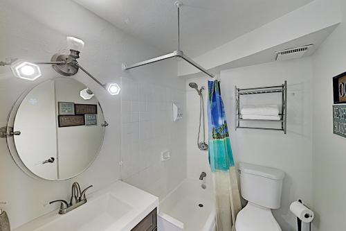 Hawaiian Monarch - Ocean-view Studio - Pool & Gym Hotel Room