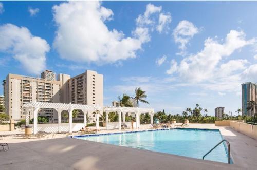 Hawaiian Monarch - Ocean-view Studio - Pool & Gym Hotel Room