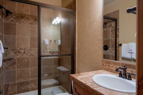 Upscale 3 Bedroom Timbers Condo, Walk To Town