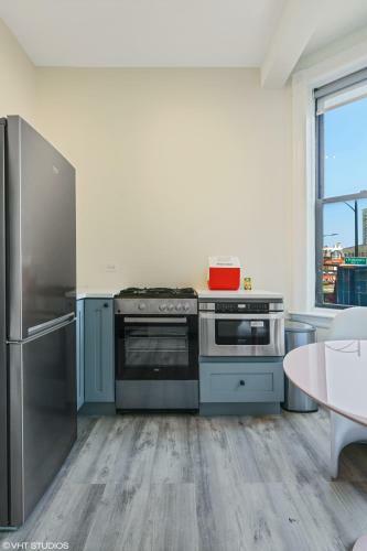 East Lincoln Park Queen Suite Large One Bedroom With Sleeper Sofa