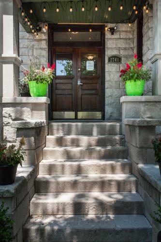 Swank Victorian Near United Center W/ Backdeck