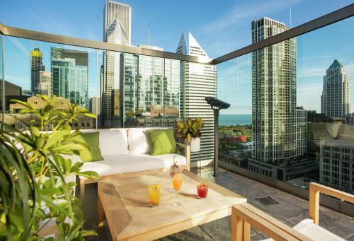 Hotel Thewit Chicago By Suiteness