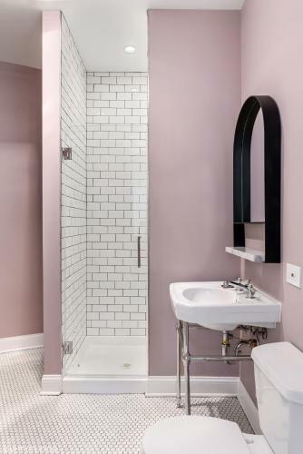 One Bedroom Suite In East Lincoln Park