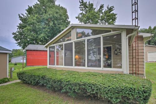 Cozy Cottage With Dock And Patio By Indiana Beach