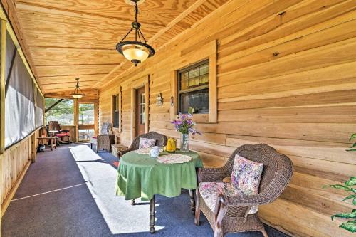 Honey House Cabin - A Quiet Countryside Retreat!