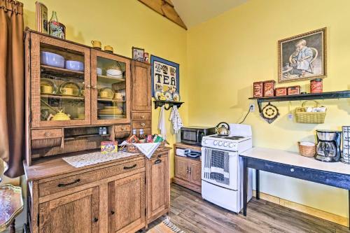 Honey House Cabin - A Quiet Countryside Retreat!