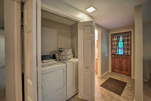 Waterfront Lake Barkley Home With Deck And Grill!