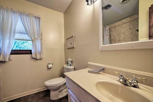 Waterfront Lake Barkley Home With Deck And Grill!