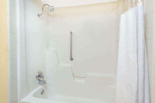 Hotel Coratel Inn & Suites Wichita East