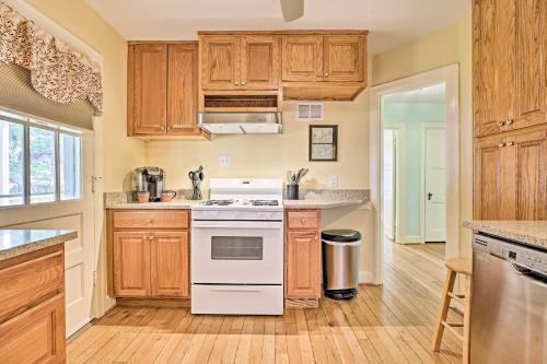 Lexington Getaway With Backyard Deck Less Than 2 Mi To Uk!