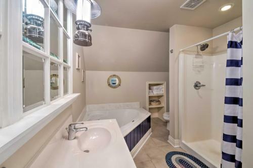 Bucolic Cottage With Fire Pit, 2 Mi To Marina!