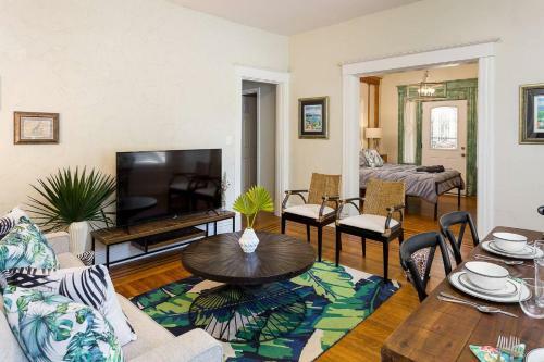 Bed & Breakfast 1858 Edgeland Avenue, Unit One