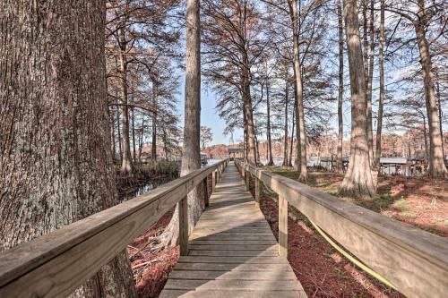 Ferriday Lakehouse Private Dock, Deck And Yard