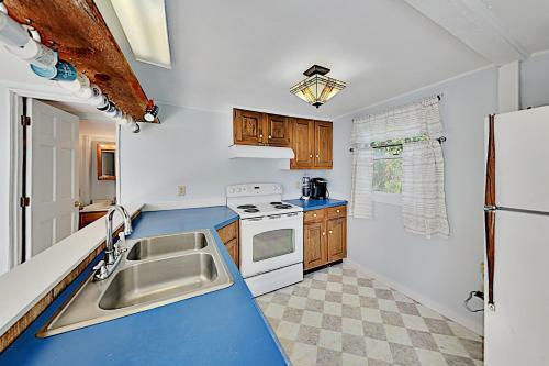 Multi-unit Harborfront Beauty - Private Dock, Kayaks Home