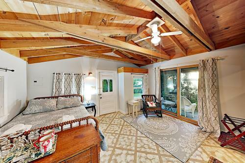 Multi-unit Harborfront Beauty - Private Dock, Kayaks Home