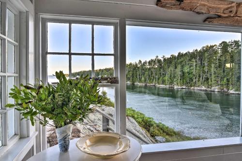 Scenic Oceanfront Cottage With Deck And Near Town