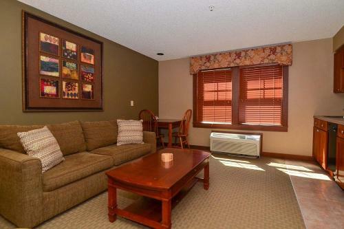 Hotel A118 - Studio Suite With Standard View, Sleeps 4, Has A Fireplace!