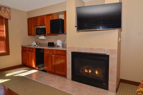 Hotel A118 - Studio Suite With Standard View, Sleeps 4, Has A Fireplace!
