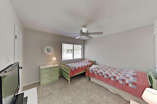 Apartamento Coastal Getaway With Pool - Stroll To Beach & Dining Condo