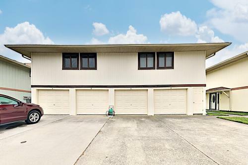 Apartamento Coastal Getaway With Pool - Stroll To Beach & Dining Condo
