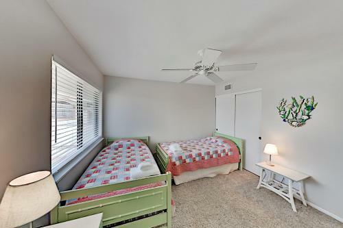 Apartamento Coastal Getaway With Pool - Stroll To Beach & Dining Condo