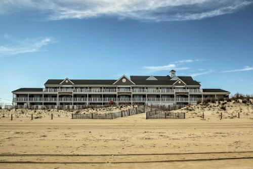 Apartamento Nautical Beachfront Condo With Deck And Ocean Views!