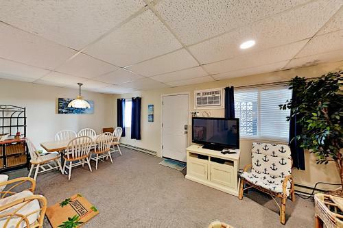 Apartamento Bayside Getaway With Pool - Walk To Beach & Dining Condo