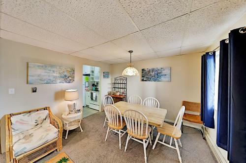 Apartamento Bayside Getaway With Pool - Walk To Beach & Dining Condo