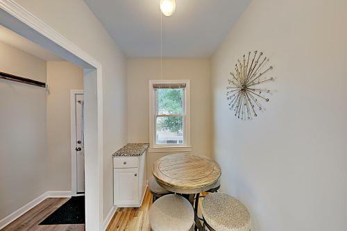 Downtown Copacabana Beach House With Guest Suite Home
