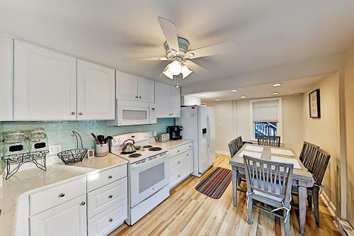 Downtown Copacabana Beach House With Guest Suite Home