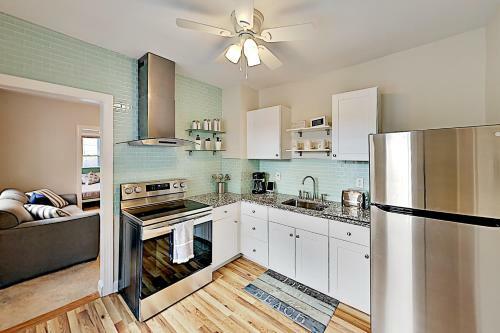 Downtown Copacabana Beach House With Guest Suite Home