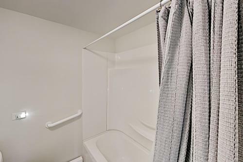 Downtown Copacabana Beach House With Guest Suite Home