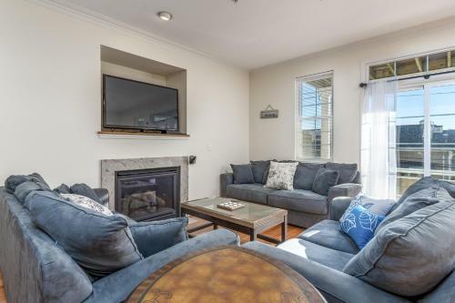Saint Louis Ave, Unit D