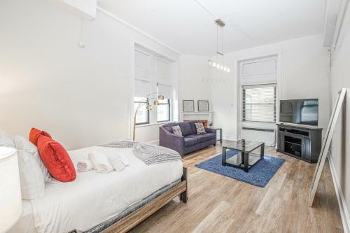 Evonify Stays - Theatre District Apartments