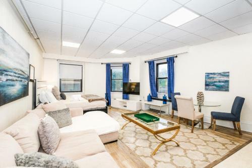 Evonify Stays - Theatre District Apartments