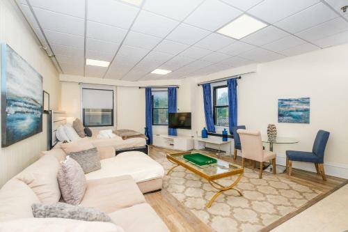 Evonify Stays - Theatre District Apartments