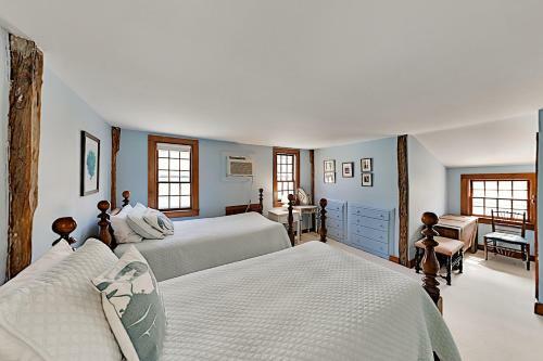 Timeless Cape Home Near Cold Storage Beach Home