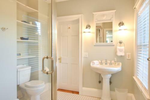 446 Waterfront Fun Awaits In This Huge Family Estate