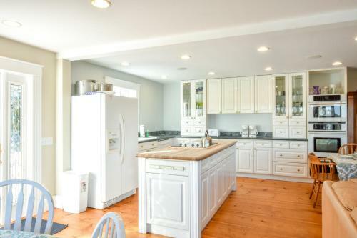 446 Waterfront Fun Awaits In This Huge Family Estate